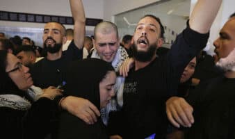 Un total de 154 prisioneros palestinos excarcelados por Israel llegan al norte de Egipto