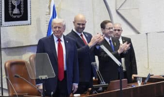 Trump acepta el control temporal de Hamás en Gaza y se reúne con familias de rehenes