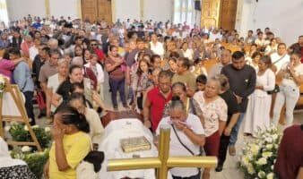 Dan último adiós al sacerdote asesinado en Guerrero