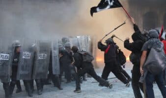 Marcha por 2 de Octubre deja fuertes enfrentamientos en el Zócalo