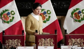 Congreso de Perú no logra votos para inhabilitar a ex primera ministra asilada por México