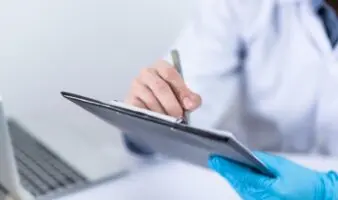 Iniciativa busca que influencers de salud muestren cédula profesional y no monetizen sus consejos