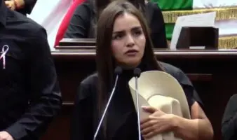 Grecia Quiroz, viuda de Carlos Manzo, rinde protesta como alcaldesa de Uruapan