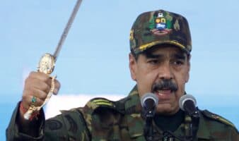 Maduro ordena a la Fuerza Aérea estar alerta para defender a Venezuela