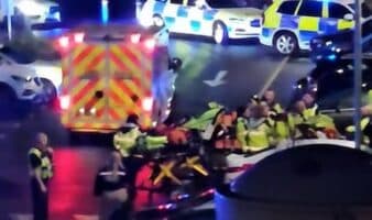 Al menos dos sujetos apuñalan a varias personas en un tren de Londres | Videos