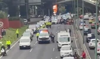 Fuerte accidente en Periférico Sur: Un motociclista muerto y dos heridos
