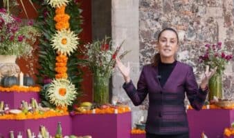 Ofrenda en Palacio Nacional honra a las 'ancestras' mexicanas: Sheinbaum | Video