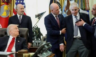 Ejecutivo de farmacéutica se desmaya frente a Trump en la Casa Blanca