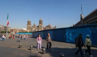 Blindan Palacio ante marcha feminista: refuerzan vallas con bloques de concreto