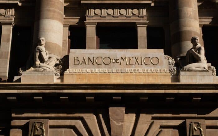 Banxico 'pausa' su bajada de tipos y los deja en el 7%