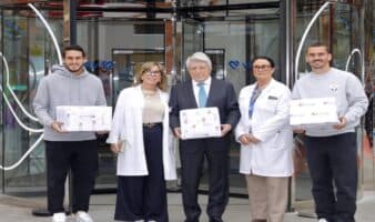 Llevan Colchoneros felicidad y juguetes a niños en hospitales madrileños