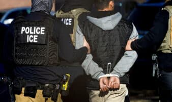 Gobierno de Trump multa casi un millón de dólares a mujer por no cumplir con orden de deportación