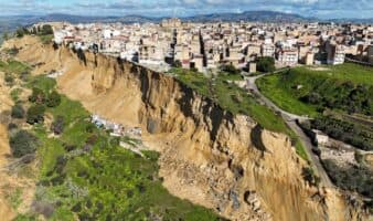 Niscemi, el pueblo italiano al borde del colapso por un gran deslizamiento | Video