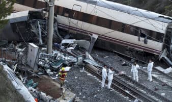 Gobierno español califica como 'muy raro' el descarrilamiento de trenes que suma ya 39 muertos
