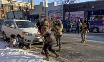 Videos muestran que Alex Pretti intentó proteger a dos personas antes de que los agentes del ICE le dispararan