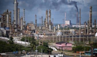 Venezuela pasa reforma para fomentar la inversión privada en el sector petrolero