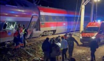 Al menos cinco muertos tras descarrilar dos trenes de alta velocidad en el sur de España