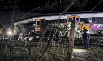 Un muerto y 37 heridos tras chocar un tren contra un muro que cayó a la vía cerca de Barcelona