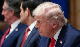 ¿Se queda dormido? Trump dice a su gabinete que sus reuniones son 'aburridas' y por eso 'cierra los ojos'
