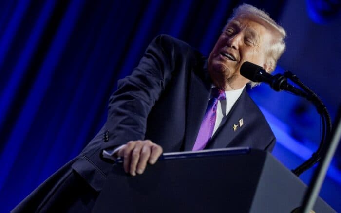 Trump propone poner su nombre a dos aeropuertos de EE.UU.