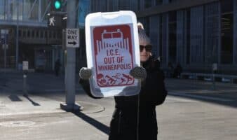 Anuncian el fin del despliegue masivo de agentes migratorios en Minnesota