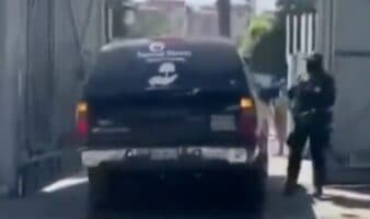 Llega carroza fúnebre a Centro Pericial Forense de la FGR; el cuerpo de 'El Mencho' nunca estuvo en FEMDO