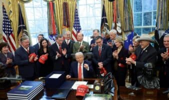 Trump firma ley para reabrir gobierno de Estados Unidos