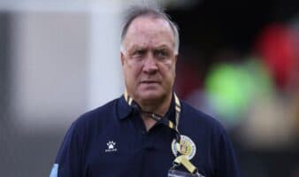 Mundial 2026: Dimite Dick Advocaat como técnico de Curazao por problemas de salud de su hija