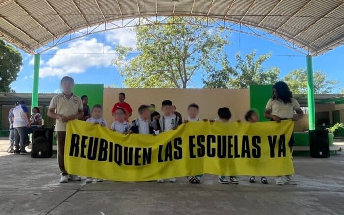 Más de 200 familias exigen reubicar escuelas cercanas a refinería de Dos Bocas