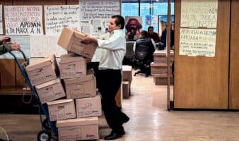 Empacan pertenencias de Arriaga en la SEP; exfuncionario insiste en que le pidieron retirar Ayotzinapa de libros