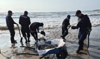 Gobierno de México recolecta 128 toneladas de residuos con crudo en el Golfo de México; investigan origen del derrame