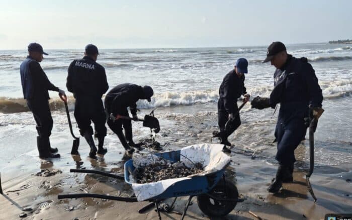 Organizaciones denuncian que derrame en el Golfo de México inició en febrero y se ocultó