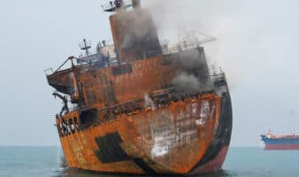 Guerra en Medio Oriente | Petroleros atacados en Irak y carguero en Ormuz; Brent supera los 100 dólares