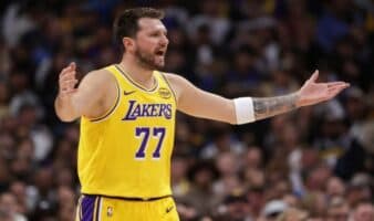 NBA: Multan con 50 mil dólares a Luka Doncic por gesto de dinero a réferis | Video