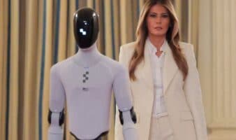 Melania Trump aparece con un robot humanoide en una cumbre sobre educación y tecnología