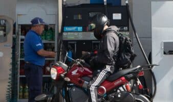 SHCP pide calma ante posible aumento en la gasolina por conflicto en Medio Oriente