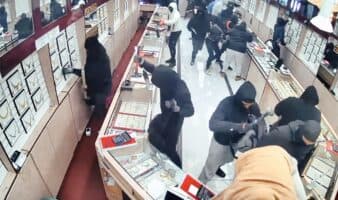 Video | ¡De película! En 70 segundos, banda roba 1.7 millones de dólares en joyas