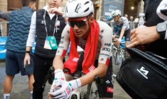 Isaac Del Toro se retira de la Vuelta al País Vasco tras sufrir una caída | Video