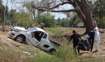 Volcadura en viaducto Diamante de Acapulco deja 5 turistas muertos y 8 heridos