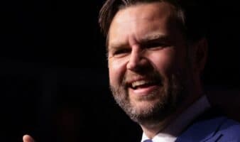 JD Vance bromea y dice que la primera propuesta de paz de Irán se redactó 'con ChatGPT'