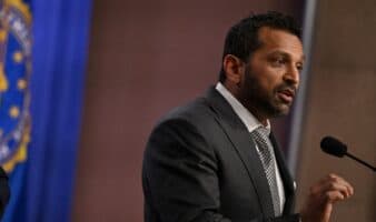 Director del FBI tiene encontronazo con un periodista por artículo sobre briaguez