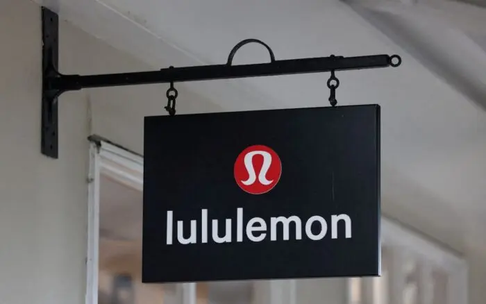 Demandan a Lululemon en EE.UU. por químicos tóxicos en su ropa