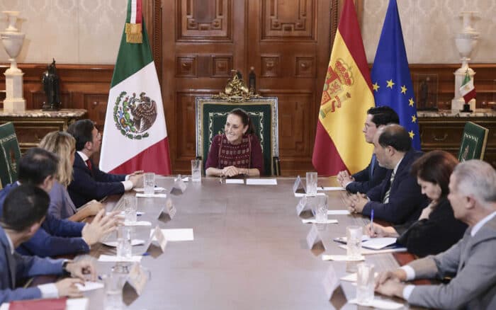 Canciller español entrega a Sheinbaum invitación del rey Felipe VI a cumbre en Madrid