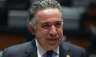 Licencia de Inzunza dura horas; regresa al Senado