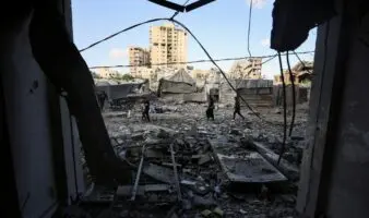 Israel bombardea Gaza y apunta a presunto líder militar de Hamás