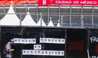Familiares de desaparecidos tapizan con fichas de búsqueda inmediaciones del Estadio Azteca