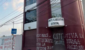 Sección 22 de la CNTE se deslinda de pintas a sede de Morena en Oaxaca