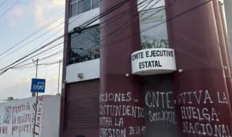 Sección 22 de la CNTE se deslinda de pintas a sede de Morena en Oaxaca