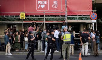La Guardia Civil española acude a la sede del PSOE para investigar presuntos pagos ilegales