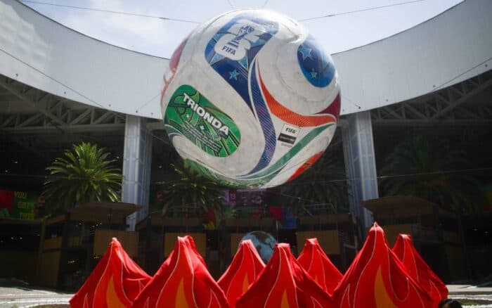 Greenpeace 'prende' la terminal 2 del AICM para alertar sobre consecuencias negativas del cambio climático en el futbol